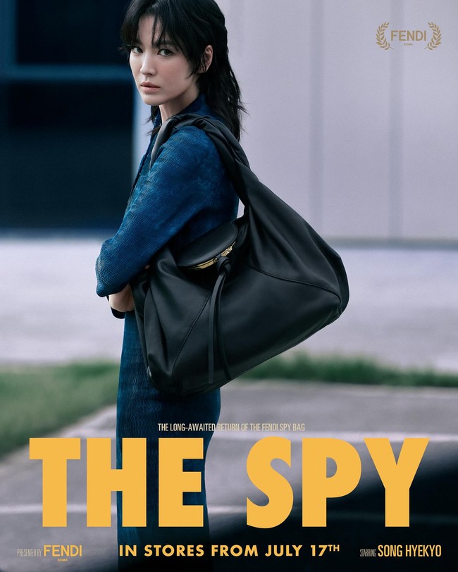 Begini kecantikan Song Hye Kyo dalam foto iklan tas Spy Bag yang dibuat seolah-olah poster film. Gayanya dengan setelan biru elektrik dipadukan boots dan tas hitam mwmberi kesan chic tapi misterius. Foto: Instagram @ hyo1122