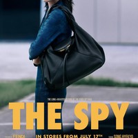 Begini kecantikan Song Hye Kyo dalam foto iklan tas Spy Bag yang dibuat seolah-olah poster film. Gayanya dengan setelan biru elektrik dipadukan boots dan tas hitam mwmberi kesan chic tapi misterius. Foto: Instagram @ hyo1122