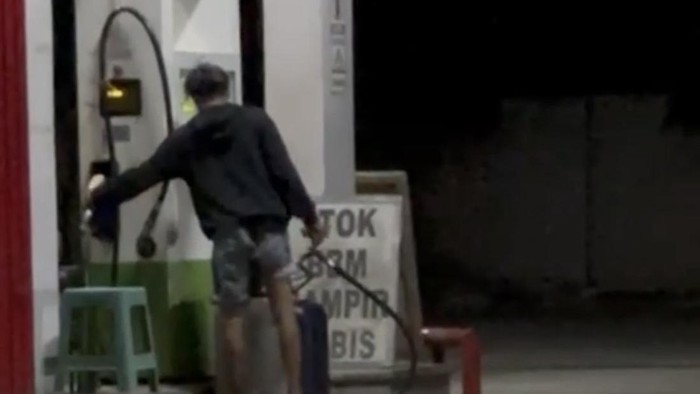Seorang pria mengisi bahan bakar minyak (BBM) jenis Pertalite menggunakan jeriken di salah satu SPBU di Kabupaten Pinrang.
