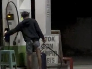 Pria Diduga Pelangsir Isi BBM Subsidi Pakai Jeriken di SPBU Pinrang
