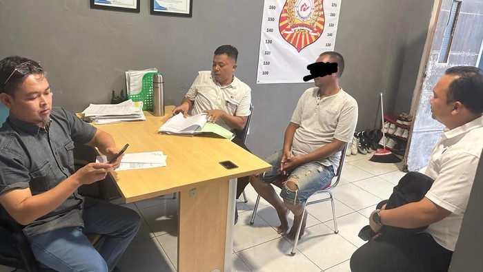 SR (38) saat dimintai keterangan polisi