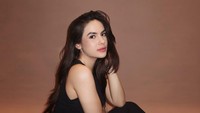 Saat menjadi tamu di YouTube Salshabilla TV, yang dilihat Sabtu (12/7/2025), Steffi Zamora berbicara soal penampilannya dulu. Dulu bule, tapi ireng (hitam). Dulu iya cokelat banget, ujarnya. (Foto: dok Instagram steffizamoraaa)