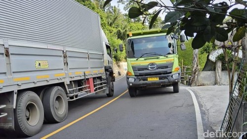 Suasana arus lalu lintas di wilayah Kecamatan Abang, Karangasem, Jumat (11/7/2025). (I Wayan Selamat Juniasa)
