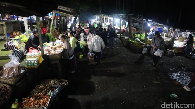 Suasana keramaian di Pasar Penelokan, Kintamani, Bangli, Bali, pukul 05.35 Wita, Minggu (6/7/2025). (Aryo Mahendro/detikBali).