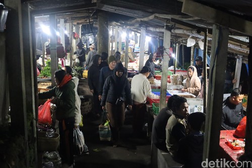 Suasana keramaian di Pasar Penelokan, Kintamani, Bangli, Bali, pukul 05.35 Wita, Minggu (6/7/2025). (Aryo Mahendro/detikBali).