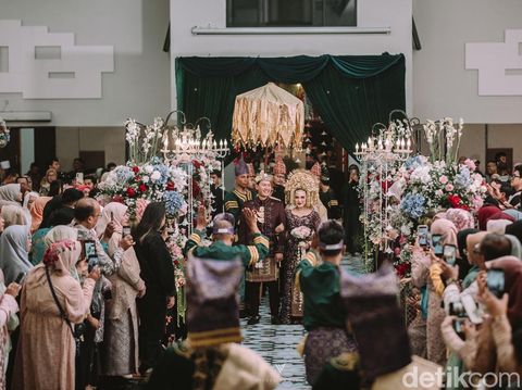 Suasana pernikahan Adela Umayrra dan Rizky Novyansyah Saputra pada (5/7/2025) di Aula Soedirman Makodam Jaya, Jakarta Timur. Keduanya menggunakan jasa Wedding Content Creator di hari bahagianya.