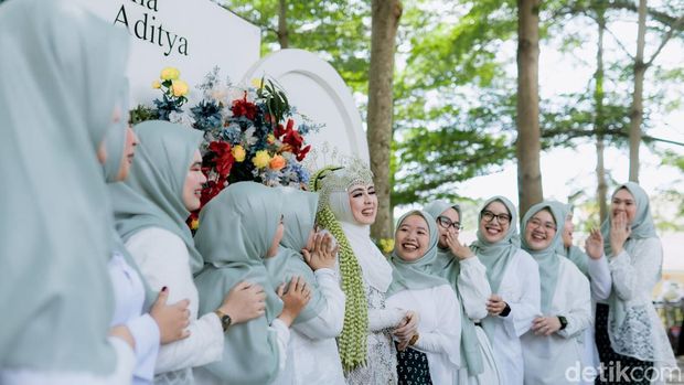 Suasana pernikahan Riana Anggraeni Irawan dan Aditya Robbani yang menikah di Kedai Asih, Bandung, Jawa Barat (22/2/2025).  Keduanya menggunakan jasa Wedding Conten Creator.
