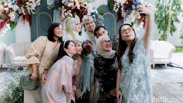 Suasana pernikahan Riana Anggraeni Irawan dan Aditya Robbani yang menikah di Kedai Asih, Bandung, Jawa Barat (22/2/2025).  Keduanya menggunakan jasa Wedding Conten Creator.