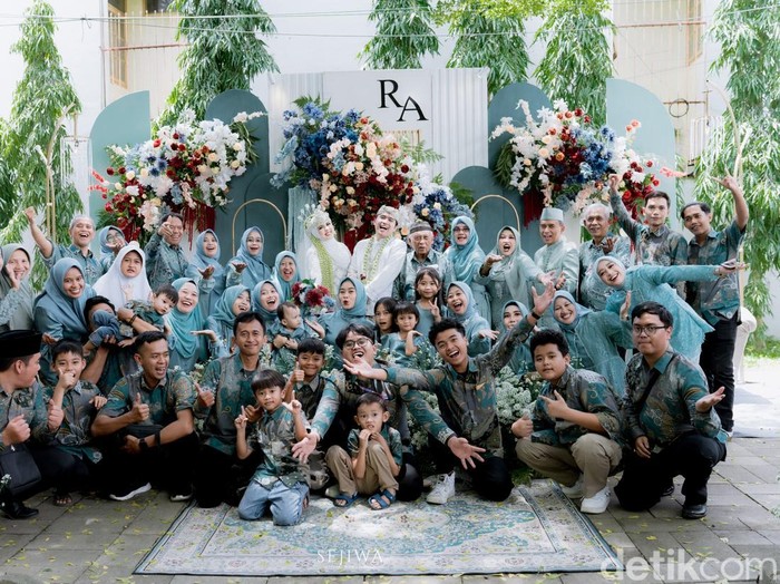 Suasana pernikahan Riana Anggraeni Irawan dan Aditya Robbani yang menikah di Kedai Asih, Bandung, Jawa Barat (22/2/2025).  Keduanya menggunakan jasa Wedding Conten Creator.