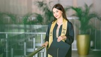 Lihat Cut Tari mengunggah lagi foto Sydney berkebaya saat wisuda SMA, artis Ina Thomas sampai berkomentar seperti ini loh. Cantik bangetttt, mau gak jadi menantu aku, tulisnya. (Foto: dok Instagram cuttaryofficial)