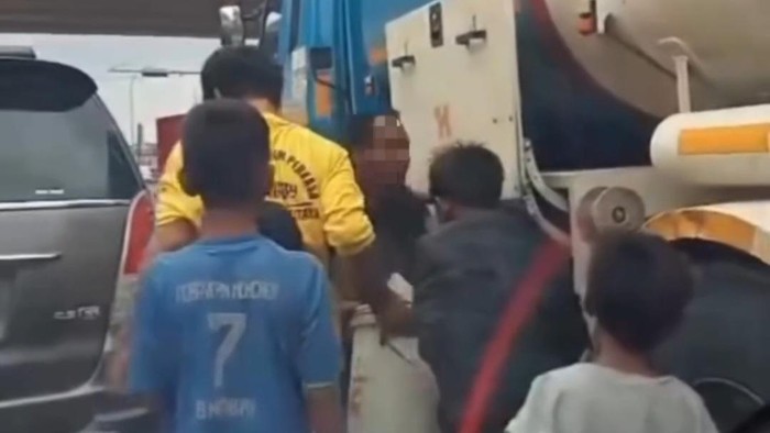 Tangkap layar video viral diduga bajing loncat ambil BBM dari mobil tangki di Palembang.