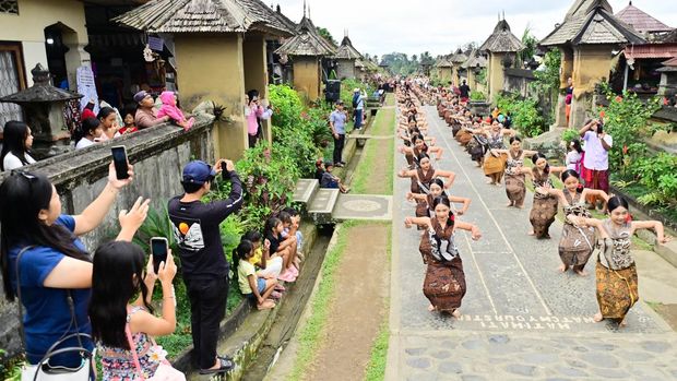Tari Kolosal Warnai Festival Desa Penglipuran Bali Penari menampilkan tari kolosal di dekat deretan rumah tradisional saat pembukaan Penglipuran Village Festival 2025 di Desa Wisata Penglipuran, Bangli, Bali, Kamis (10/7/2025). Festival tersebut diselenggarakan untuk mempromosikan berbagai potensi seni, budaya dan ekonomi kreatif masyarakat setempat guna meningkatkan kunjungan wisatawan sekaligus mengembangkan industri pariwisata yang inklusif dan berkelanjutan. ANTARA FOTO/Fikri Yusuf/bar