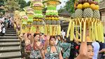 Tari Kolosal Warnai Festival Desa Penglipuran Bali