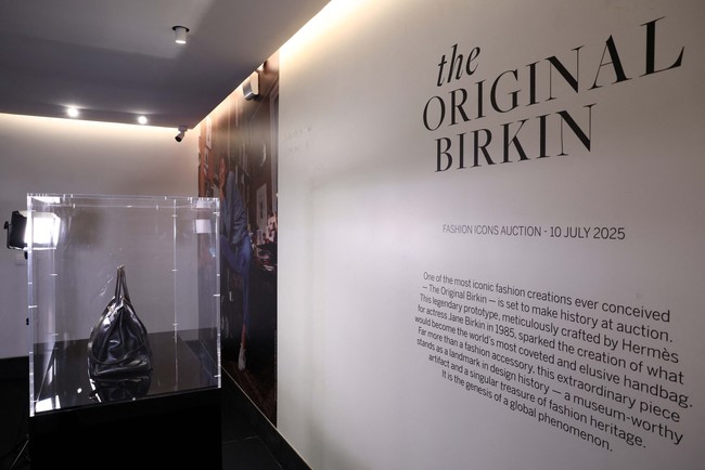 Dilansir dari Reuters, Valuence Holdings Inc merupakan perusahaan asal Jepang yang bergerak di bidang usaha barang bekas bernilai tinggi (reuse business). Bisnisnya mencakup membeli dan menjual barang-barang bermerek, logam mulia, jam tangan, emas batangan, perhiasan, barang antik, karya seni, dan lain-lain. (Foto: REUTERS/Tom Nicholson)