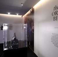 Dilansir dari Reuters, Valuence Holdings Inc merupakan perusahaan asal Jepang yang bergerak di bidang usaha barang bekas bernilai tinggi (reuse business). Bisnisnya mencakup membeli dan menjual barang-barang bermerek, logam mulia, jam tangan, emas batangan, perhiasan, barang antik, karya seni, dan lain-lain. (Foto: REUTERS/Tom Nicholson)