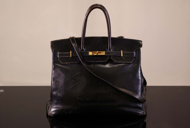 Tas prototipe ini memiliki sejumlah perbedaan dari Birkin yang kini dikenal luas. Ukurannya lebih besar, tali yang tak bisa dilepas, dan hardware berbahan kuningan. Sudah berusia hampir empat dekade, kondisinya sudah mulai agak usang. (Foto: REUTERS/Tom Nicholson)