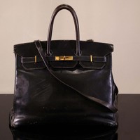 Tas prototipe ini memiliki sejumlah perbedaan dari Birkin yang kini dikenal luas. Ukurannya lebih besar, tali yang tak bisa dilepas, dan hardware berbahan kuningan. Sudah berusia hampir empat dekade, kondisinya sudah mulai agak usang. (Foto: REUTERS/Tom Nicholson)
