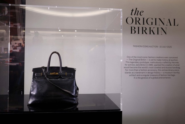 Dilelang oleh Sothebys di Paris, Prancis, pada Kamis (10/7/2025), tas tersebut akhirnya jatuh ke tangan penawar yang rela merogoh kocek hingga 8,5 juta euro atau hampir mencapai Rp 160 miliar. Associated Press mengabarkan, angka fantastis ini memecahkan rekor dunia untuk harga tas tangan tertinggi yang pernah terjual dalam sejarah pelelangan. (Foto: REUTERS/Tom Nicholson)