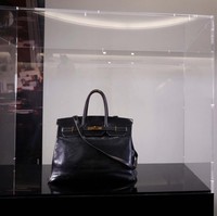 Dilelang oleh Sothebys di Paris, Prancis, pada Kamis (10/7/2025), tas tersebut akhirnya jatuh ke tangan penawar yang rela merogoh kocek hingga 8,5 juta euro atau hampir mencapai Rp 160 miliar. Associated Press mengabarkan, angka fantastis ini memecahkan rekor dunia untuk harga tas tangan tertinggi yang pernah terjual dalam sejarah pelelangan. (Foto: REUTERS/Tom Nicholson)