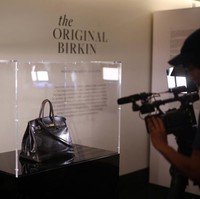 Lelang hanya berlangsung selama lebih dari 10 menit dalam suasana penuh ketegangan, dengan penawaran dilakukan melalui sambungan telepon. Pihak Sothebys tidak memberi informasi lebih lanjut pemilik baru tas ini. Namun, Valuence Japan, perusahaan pengecer barang mewah asal Tokyo, kemudian mengonfirmasi bahwa merekalah pembelinya. Setidaknya demikian menurut laporan Japan Times. (Foto: REUTERS/Tom Nicholson)
