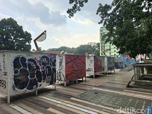 Duh! Sejoli Kepergok Berbuat Tidak Senonoh di Teras Cihampelas