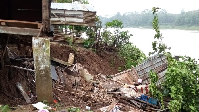 Tiga rumah di Muba roboh akibat abrasi Sungai Musi.