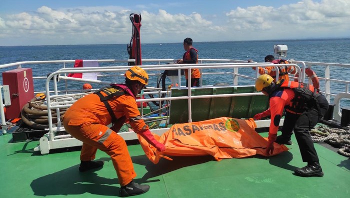 Tim SAR mengevakuasi jenazah menggunakan KN SAR Permadi menuju Pantai Boom Banyuwangi