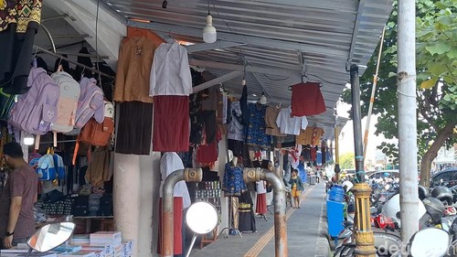 Suasana pedagang seragam sekolah di kawasan Pasar Cakranegara, Kota Mataram, Jumat (11/7/2025).