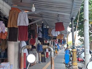 Bisa Nawar, Emak-emak Senang Belanja Seragam Sekolah di Pasar Cakranegara