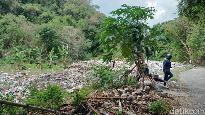 Lokasi Tempat Pembuangan Akhir Sementara (TPAS) di Desa Kebon Ayu, Kecamatan Gerung, Lombok Barat.