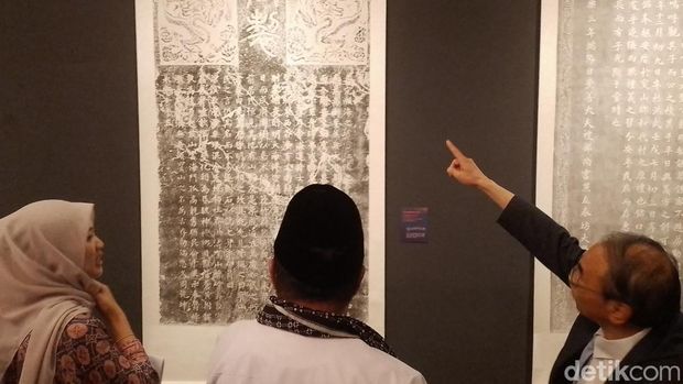 Wakil Gubernur DKI Jakarta Rano Karno saat berada di pembukaan pameran 620 tahun pelayaran Laksamana Cheng Ho di Museum Seni Rupa dan Keramik, Jumat (11/7/2025)