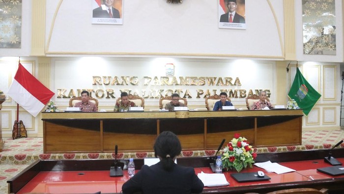 Wakil Menteri Perumahan dan Kawasan Permukiman Fahri Hamzah rapat di kantor Wali Kota Palembang