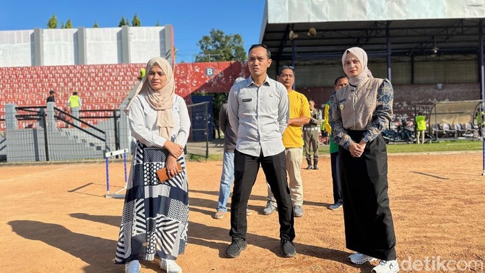 Wali Kota Kediri Vinanda Prameswati saat meninjau renovasi Stadion Brawijaya