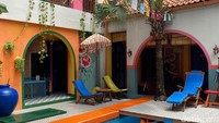 Pengunjung umum juga diperbolehkan menjelajah area hotel termasuk kolam renang terbuka yang dikelilingi bangunan warna-warni bernuansa Bohemian-Meksiko. Foto: detikFood