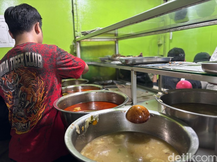 Warung Belek Warung Belek menawarkan nasi telur bebek seharga Rp 14.000.