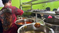 Masih banyak menu lainnya, mulai dari olahan ikan, sayur sop, telur asin, hingga aneka gorengan yang harganya murah meriah. Foto: detikcom/Riska Fitria