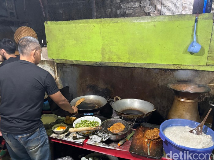 Warung Belek Warung Belek menawarkan nasi telur bebek seharga Rp 14.000.