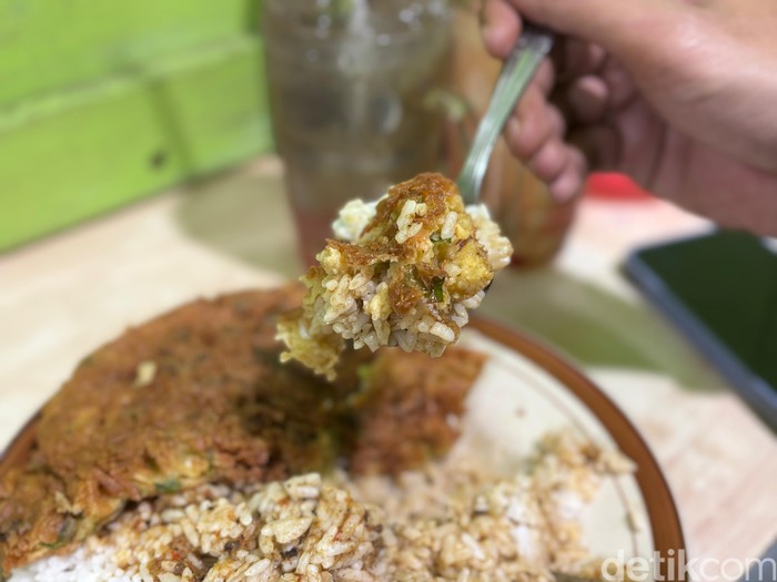 Warung Belek Warung Belek menawarkan nasi telur bebek seharga Rp 14.000.