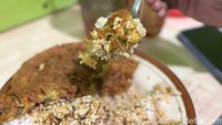 Menu Nasi Telur Dadar ini sangat ikonik. Porsinya brutal atau melimpah, disajikan dengan telur dadar yang tebal, dan kuah semur. Foto: detikcom/Riska Fitria