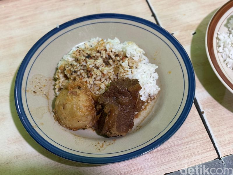 Warung Belek menawarkan nasi telur bebek seharga Rp 14.000.