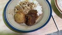 Selain itu, juga ada Nasi Rendang seharga Rp 20.000. Namun ini bukanlah rendang, melainkan daging semur yang rasanya dominan manis. Foto: detikcom/Riska Fitria
