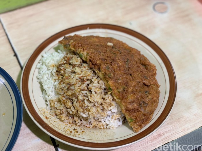 Warung Belek menawarkan nasi telur bebek seharga Rp 14.000.