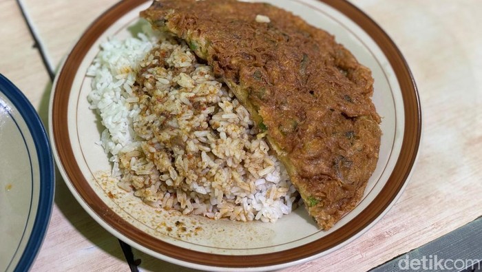 Puas! Makan Nasi Telur Dadar Porsi Brutal Rp 14.000 di Area Pasar