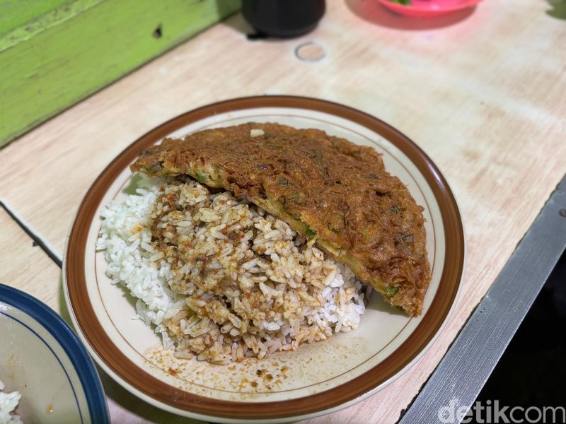 Warung Belek menawarkan nasi telur bebek seharga Rp 14.000.