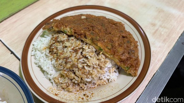 Buka 24 Jam! Warung Ini Punya Nasi Telur Dadar Brutal Rp 14 Ribu