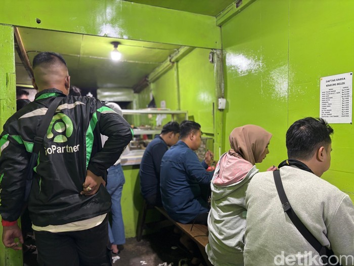 Warung Belek Warung Belek menawarkan nasi telur bebek seharga Rp 14.000.