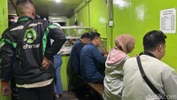 Warungnya memang sangat sempit. Hanya ada satu meja dan kursi panjang untuk menampung 5 orang. Antrean pun sering tak terelakkan. Foto: detikcom/Riska Fitria