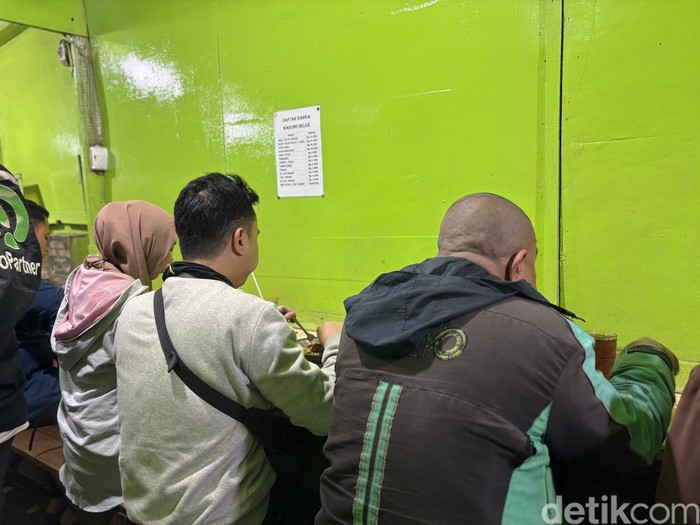Warung Belek Warung Belek menawarkan nasi telur bebek seharga Rp 14.000.