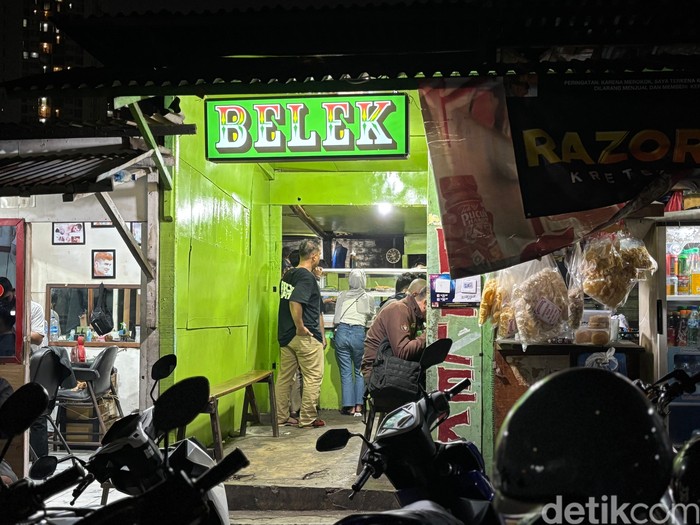Warung Belek menawarkan nasi telur bebek seharga Rp 14.000.