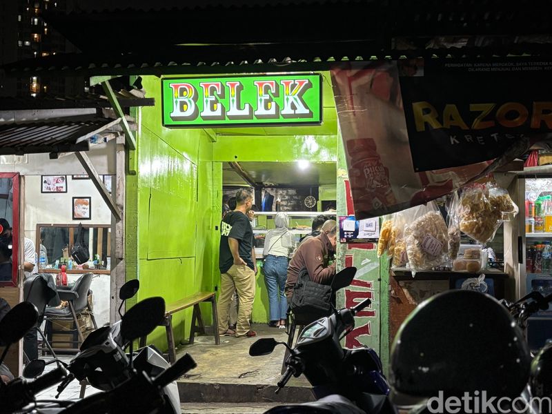 Warung Belek menawarkan nasi telur bebek seharga Rp 14.000.